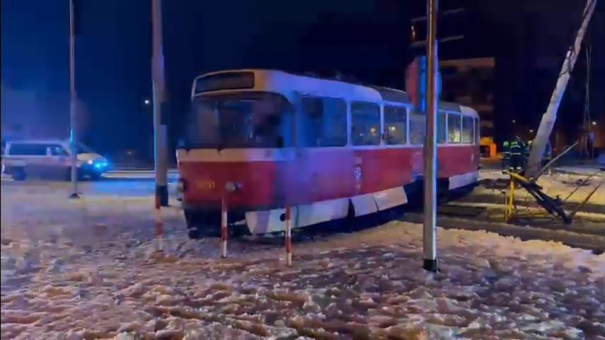 Na pražských Petřinách vykolejila tramvaj a zůstala stát napříč silnicí. Řidič se zranil